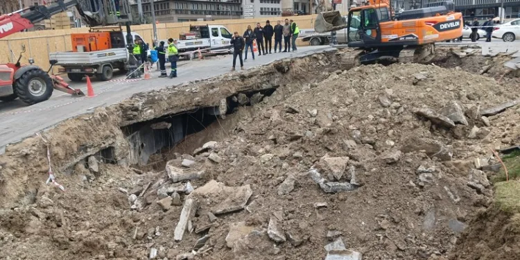 Uçuruma yuvarlayan araçta 3 kişi yaralandı