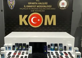 Uçuruma yuvarlayan araçta 3 kişi yaralandı