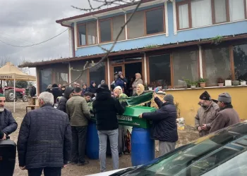 Uçuruma yuvarlayan araçta 3 kişi yaralandı