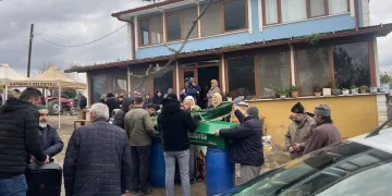 Uçuruma yuvarlayan araçta 3 kişi yaralandı