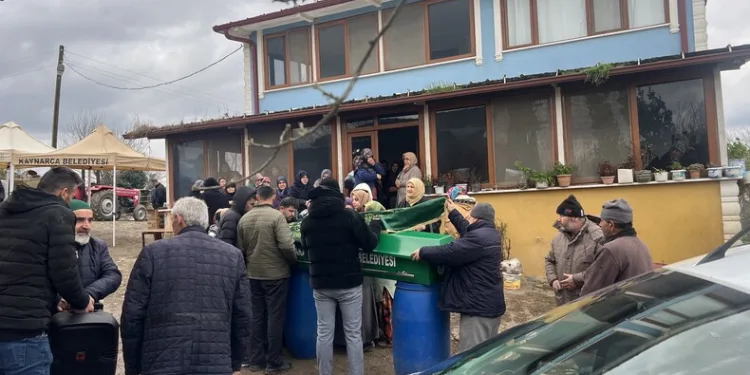 Uçuruma yuvarlayan araçta 3 kişi yaralandı