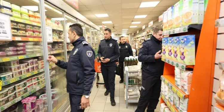 Uçuruma yuvarlayan araçta 3 kişi yaralandı