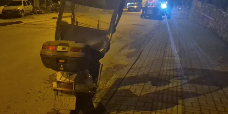 Motosiklet yolun ortasında yürüyen kişiye çarptı