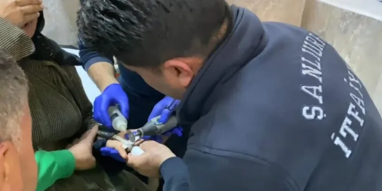 Motosiklet yolun ortasında yürüyen kişiye çarptı