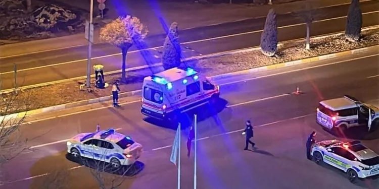 Motosiklet yolun ortasında yürüyen kişiye çarptı