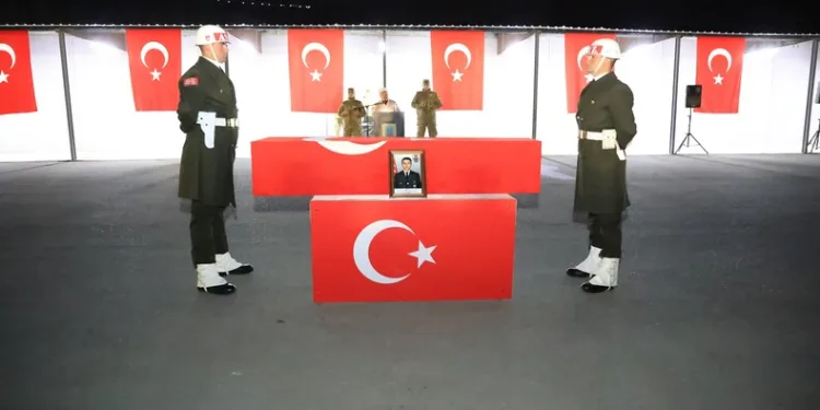 Motosiklet yolun ortasında yürüyen kişiye çarptı