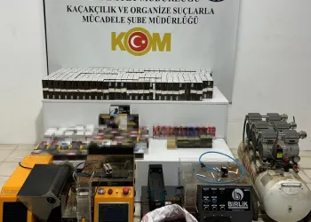 Motosiklet yolun ortasında yürüyen kişiye çarptı