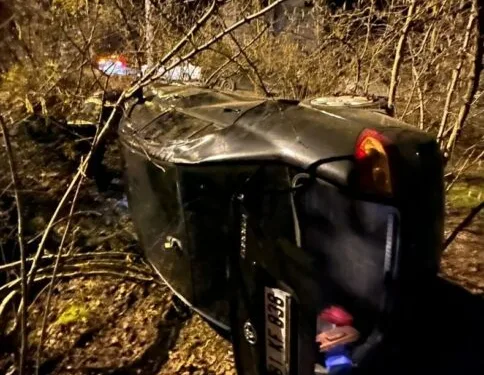 Motosiklet yolun ortasında yürüyen kişiye çarptı