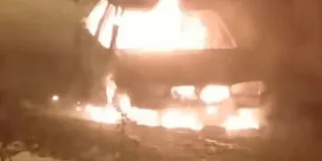 Motosiklet yolun ortasında yürüyen kişiye çarptı