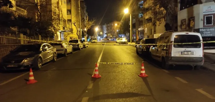 Motosiklet yolun ortasında yürüyen kişiye çarptı