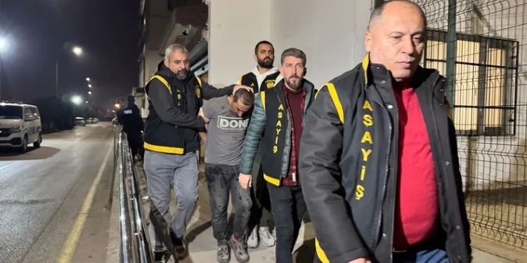 Motosiklet yolun ortasında yürüyen kişiye çarptı