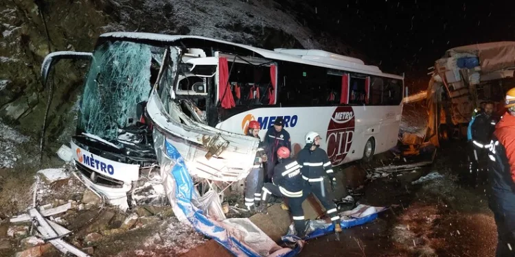 Motosiklet yolun ortasında yürüyen kişiye çarptı