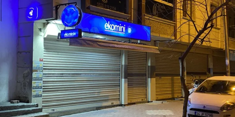 Motosiklet yolun ortasında yürüyen kişiye çarptı