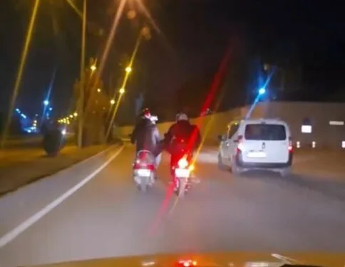 Motosiklet yolun ortasında yürüyen kişiye çarptı