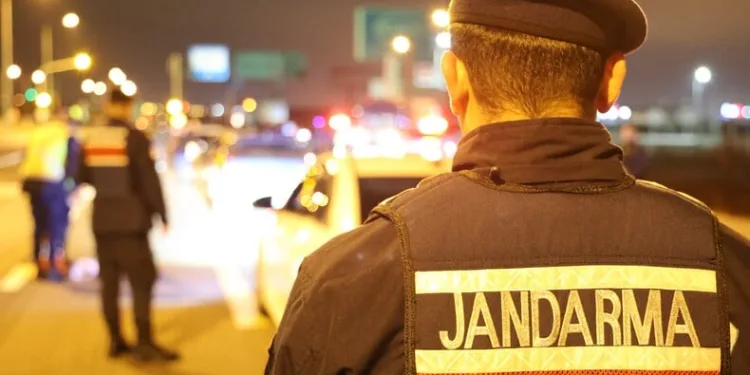 Motosiklet yolun ortasında yürüyen kişiye çarptı
