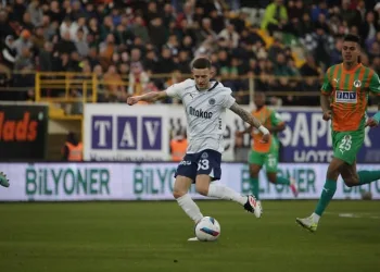 Fenerbahçe’nin Süper Lig’de 4000. golünü Szymanski attı