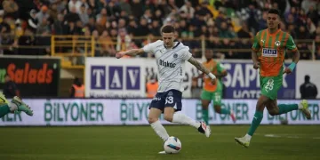 Fenerbahçe’nin Süper Lig’de 4000. golünü Szymanski attı