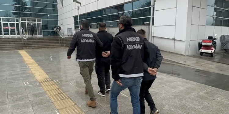 Uyuşturucu ile yakalanan 2 kişiden biri tutuklandı