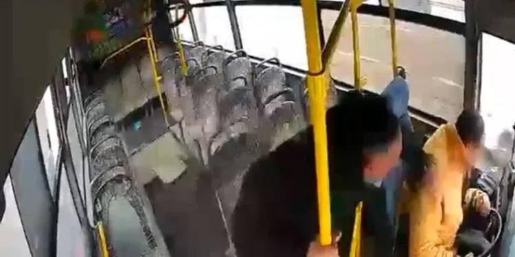 Halk otobüsünde korku dolu anları yaşanmıştı: Şoförün şekeri ve tansiyonu düşmüş