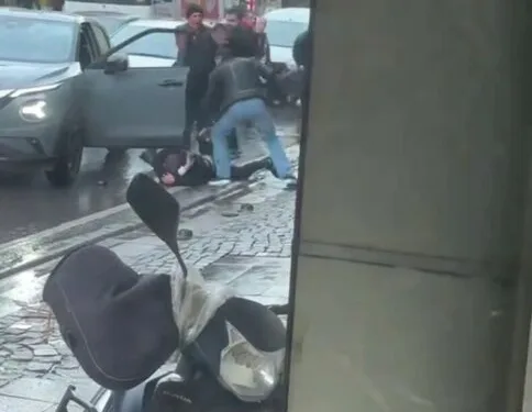 Ümraniye’de park yeri kavgası: 3 kişi sürücüye saldırdı