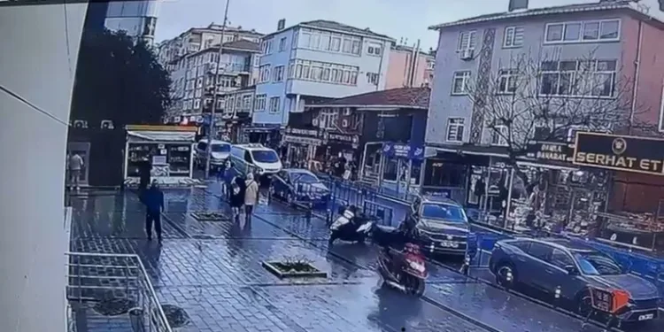 Ümraniye’de park yeri kavgası: 3 kişi sürücüye saldırdı