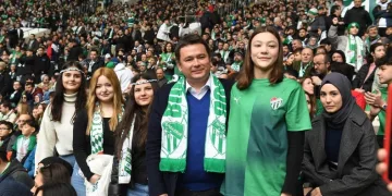 Başkan Aydın, Bursaspor’un maçını öğrencilerle birlikte izledi