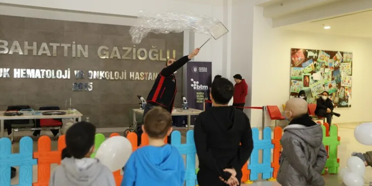 Büyükşehir’den tedavi gören çocuklara moral
