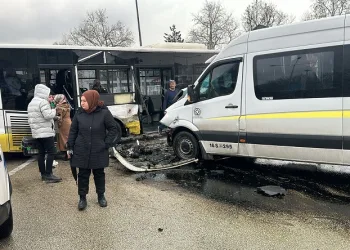 Bursa’da okul servisi otobüsle çarpıştı: 9 yaralı