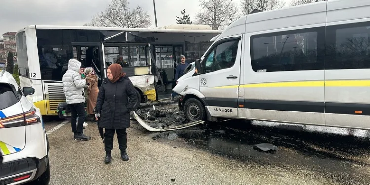 Bursa’da okul servisi otobüsle çarpıştı: 9 yaralı