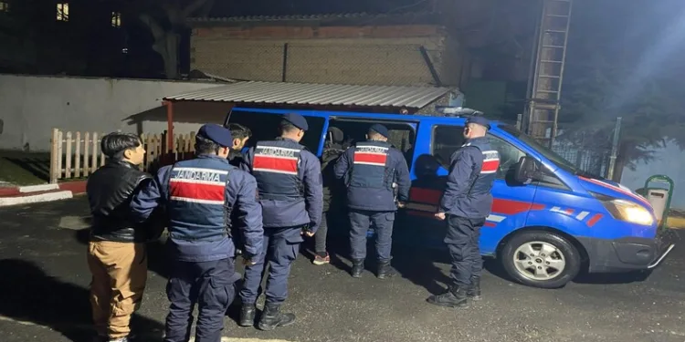Adana’da 2 ton 800 litre sahte alkol ele geçirildi