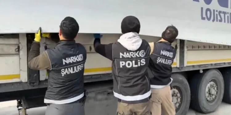 Adana’da 2 ton 800 litre sahte alkol ele geçirildi
