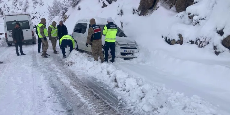 Karlı yolda mahsur kalan vatandaşların imdadına Mehmetçik yetişti