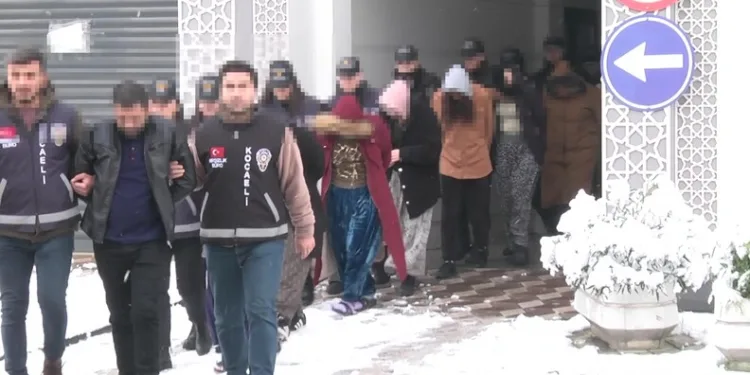 Karlı yolda mahsur kalan vatandaşların imdadına Mehmetçik yetişti