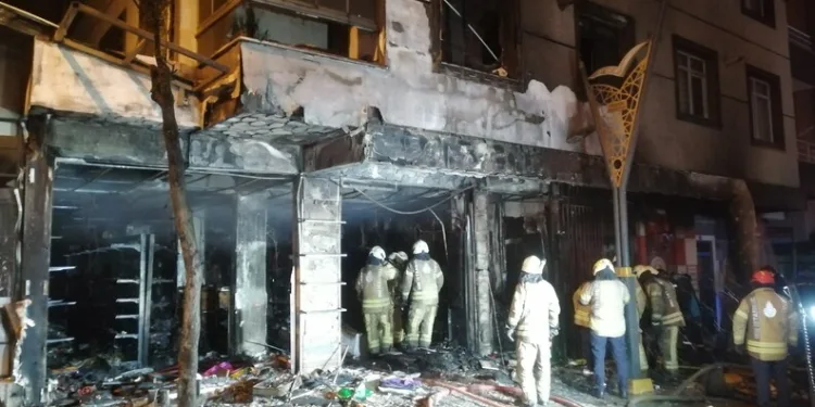 Karlı yolda mahsur kalan vatandaşların imdadına Mehmetçik yetişti