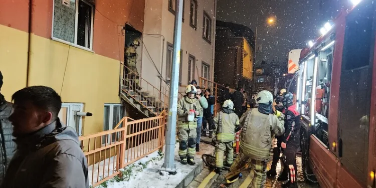 Karlı yolda mahsur kalan vatandaşların imdadına Mehmetçik yetişti