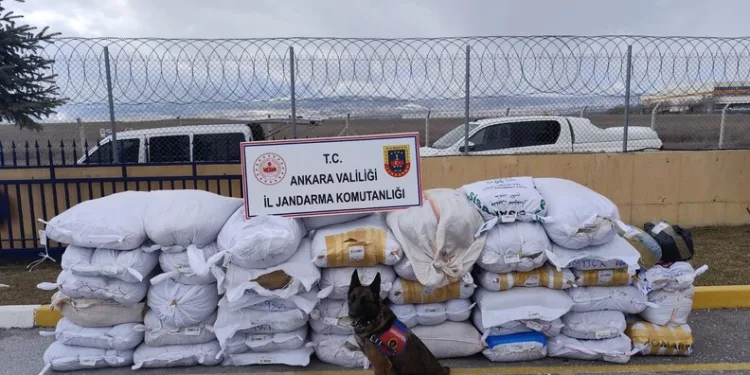 Karlı yolda mahsur kalan vatandaşların imdadına Mehmetçik yetişti