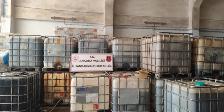 Karlı yolda mahsur kalan vatandaşların imdadına Mehmetçik yetişti