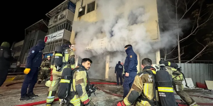 Karlı yolda mahsur kalan vatandaşların imdadına Mehmetçik yetişti