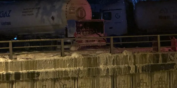 Karlı yolda mahsur kalan vatandaşların imdadına Mehmetçik yetişti