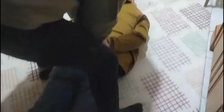 Karlı yolda mahsur kalan vatandaşların imdadına Mehmetçik yetişti