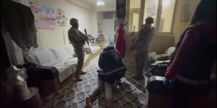 Kaçak göçmenlere VIP taşımacılık yapan şebeke Adana’da çökertildi