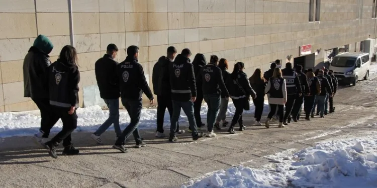 Kaçak göçmenlere VIP taşımacılık yapan şebeke Adana’da çökertildi
