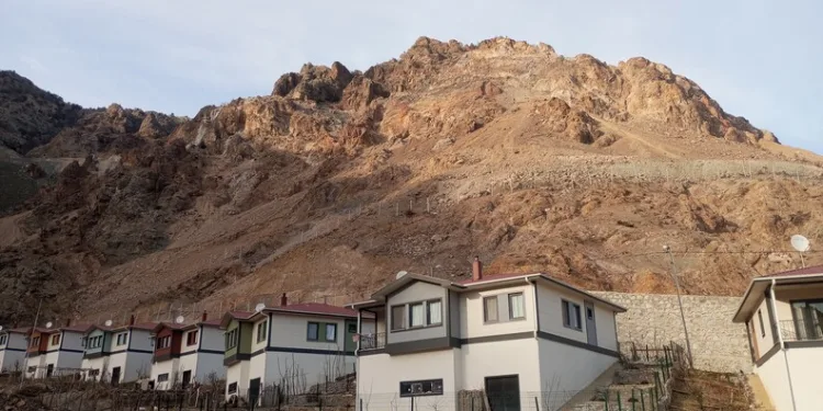 Kaçak göçmenlere VIP taşımacılık yapan şebeke Adana’da çökertildi