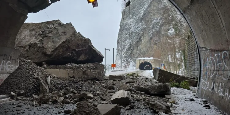 Çanakkale’de kaza yapan çekici TIR’ı çalıp, Konya’da yakalanan 5 şüpheli serbest kaldı