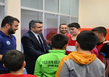 İki bileziğe 3 günlük bebeğini evlatlık verdi