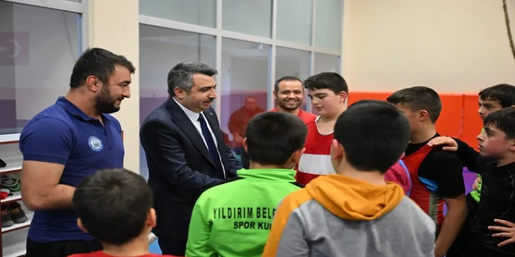 İki bileziğe 3 günlük bebeğini evlatlık verdi