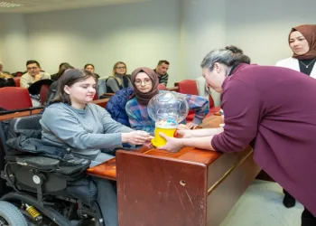 İki bileziğe 3 günlük bebeğini evlatlık verdi