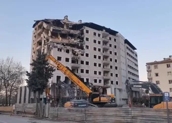 Mudanya’da 11 katlı bina tek darbeyle yıkıldı