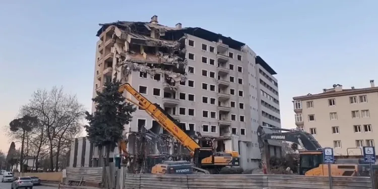 Mudanya’da 11 katlı bina tek darbeyle yıkıldı