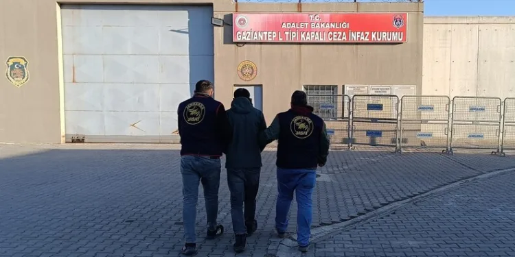 Bayburt polisi 4 yıl 2 ay kesinleşmiş cezası olan şüpheliyi yakaladı